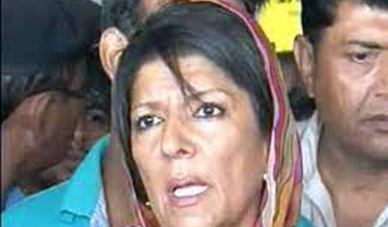 تازہ ترین اطلاعات کے مطابق راولپنڈی پولیس نے بانی تحریک انصاف (پی ٹی آئی) کی تینوں بہنوں کو حراست میں لے لیا