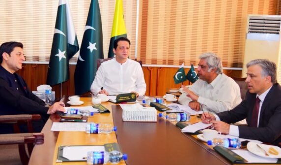 وزیراعظم آزادکشمیر افتخار گیلانی مظفرآباد میں اعلیٰ سطح اجلاس کی صدارت کرتے ہوئے