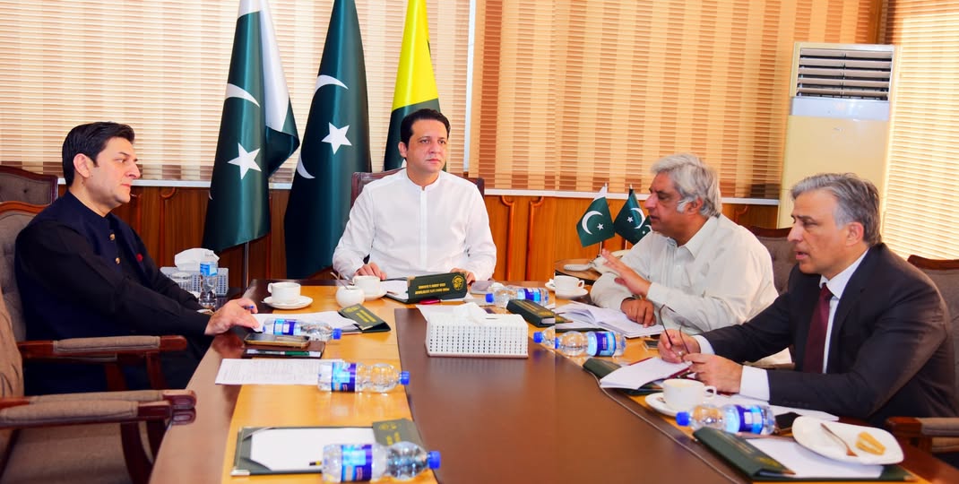 وزیراعظم آزادکشمیر افتخار گیلانی مظفرآباد میں اعلیٰ سطح اجلاس کی صدارت کرتے ہوئے