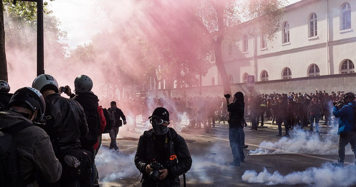 پیرس میں احتجاج کے دوران دھواں — france protests october 2026 macron