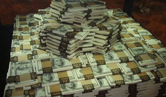 امریکی ڈالر کے نوٹوں کے ڈھیر — dollar rate pakistan 20 اکتوبر 2026 کو 276.90 روپے