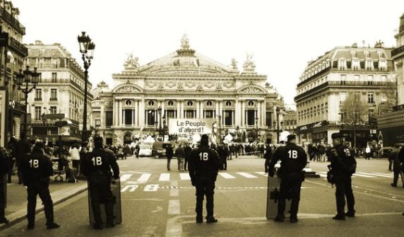 پیرس میں مظاہرے کے دوران پولیس — france curfew paris کے نفاذ کے بعد کی صورتحال