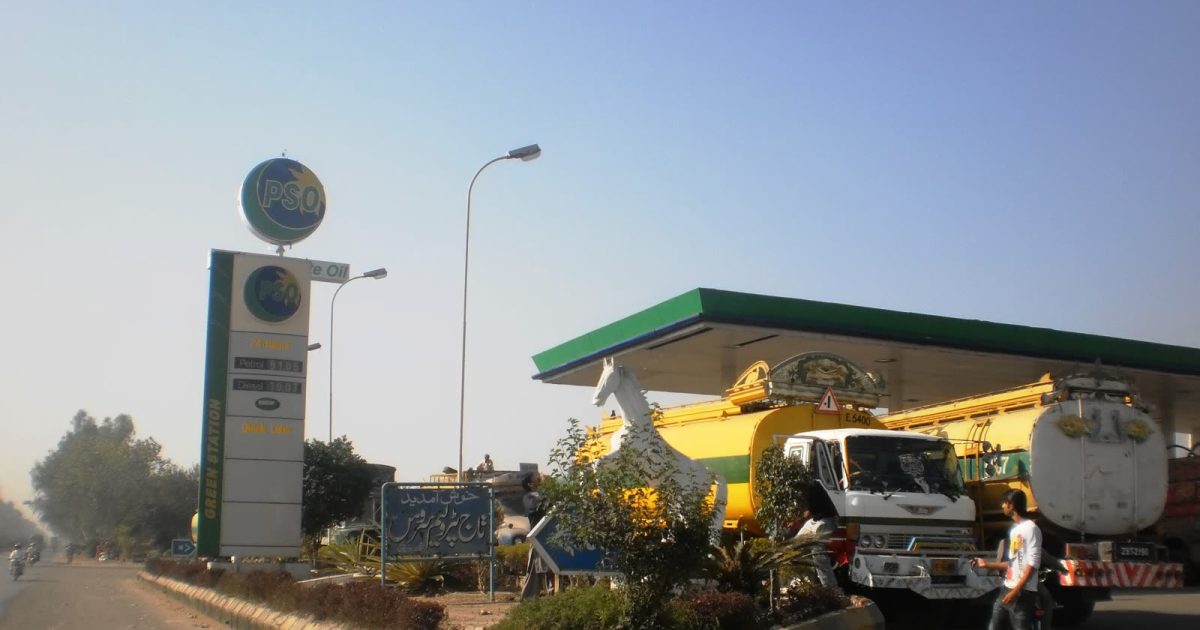 جی ٹی روڈ پر پی ایس او پٹرول پمپ — آج کی petrol price today کے نئے نرخوں کے بعد