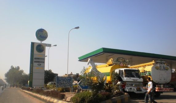 جی ٹی روڈ پر پی ایس او پٹرول پمپ — آج کی petrol price today کے نئے نرخوں کے بعد
