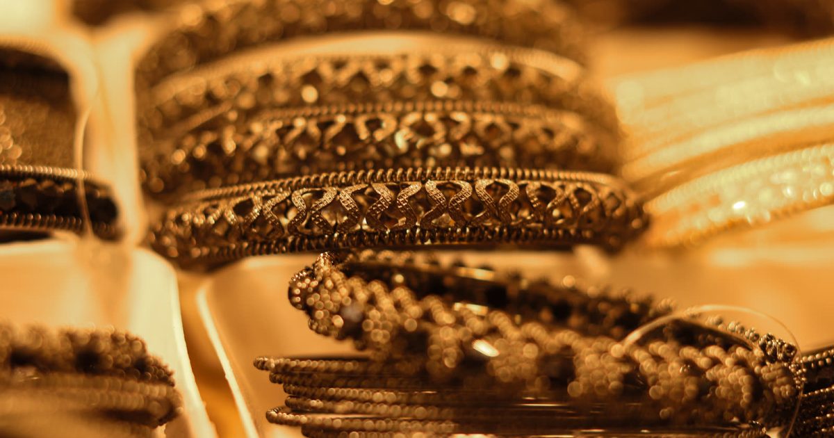 زیورات کی دکان میں سونے کے کنگن — gold rate today کے تازہ نرخوں کے مطابق فی تولہ 434000 روپے