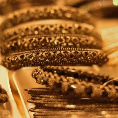 زیورات کی دکان میں سونے کے کنگن — gold rate today کے تازہ نرخوں کے مطابق فی تولہ 434000 روپے