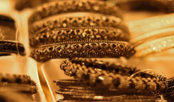 زیورات کی دکان میں سونے کے کنگن — gold rate today کے تازہ نرخوں کے مطابق فی تولہ 434000 روپے