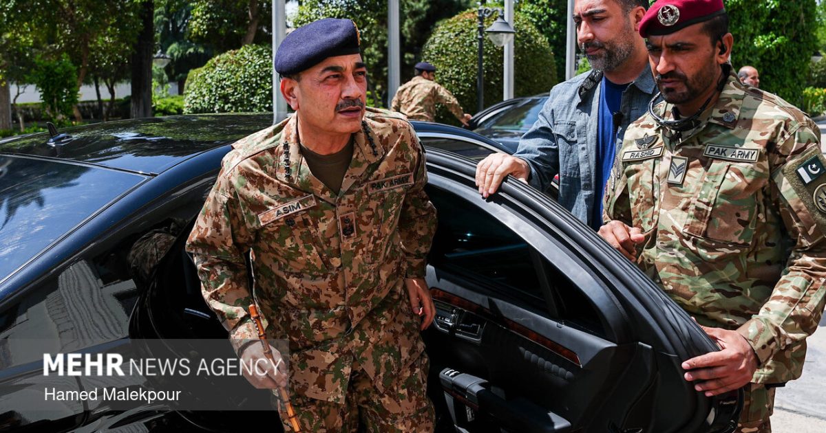 تہران میں ایرانی رہنماؤں سے ملاقات کے موقع پر فیلڈ مارشل عاصم منیر — asim munir tehran دورہ