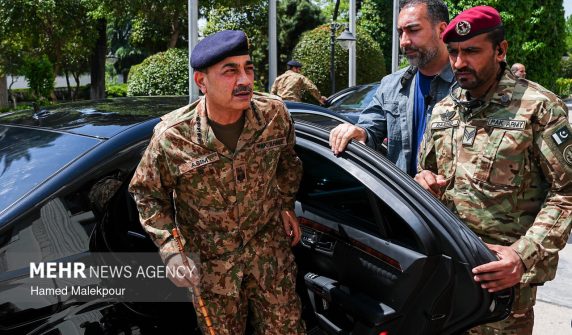 تہران میں ایرانی رہنماؤں سے ملاقات کے موقع پر فیلڈ مارشل عاصم منیر — asim munir tehran دورہ