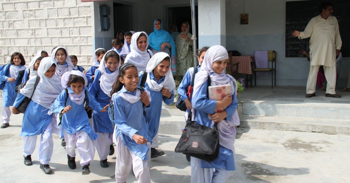 پاکستانی اسکول میں طالبات — ajk board exams 2026 کی تیاری میں مصروف طلبہ