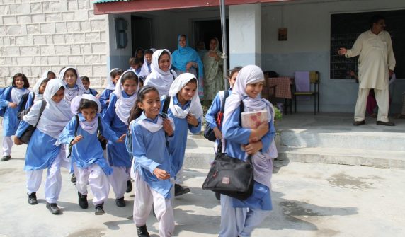 پاکستانی اسکول میں طالبات — ajk board exams 2026 کی تیاری میں مصروف طلبہ