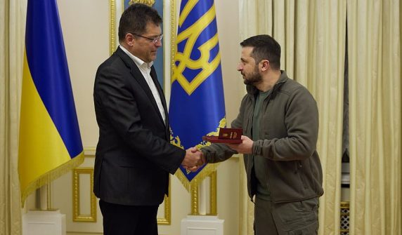 اوسلو یوکرین مذاکرات (Oslo Ukraine talks) کے تناظر میں یوکرینی صدر زیلنسکی کا یورپی عہدیدار سے مصافحہ، پس منظر میں یوکرین کے پرچم