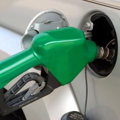 گاڑی میں فیول نوزل لگا کر پیٹرول بھرواتا شہری — ڈیلی فیول پرائسنگ (daily fuel pricing) پر کالم