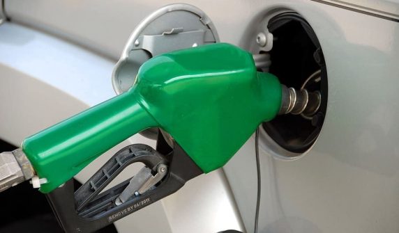 گاڑی میں فیول نوزل لگا کر پیٹرول بھرواتا شہری — ڈیلی فیول پرائسنگ (daily fuel pricing) پر کالم