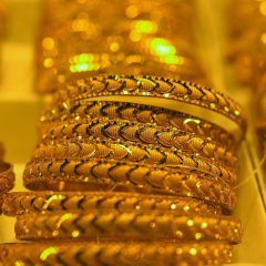 زیورات کی دکان میں سونے کے کنگن — آج کے gold rate کے مطابق فی تولہ 431536 روپے