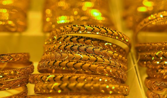 زیورات کی دکان میں سونے کے کنگن — آج کے gold rate کے مطابق فی تولہ 429500 روپے