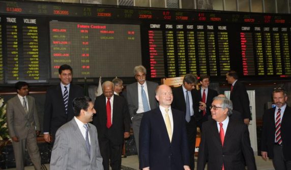کراچی اسٹاک ایکسچینج کا ٹریڈنگ فلور — kse 100 index میں 779 پوائنٹس کی تیزی
