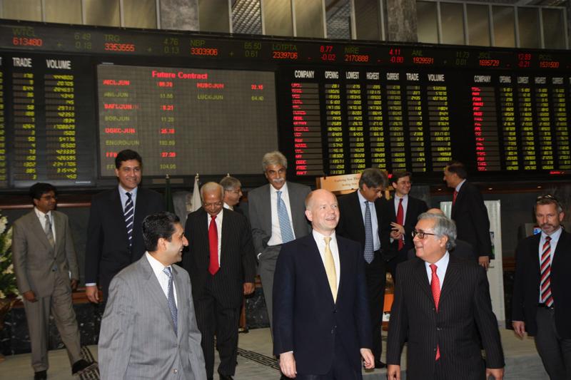 کراچی اسٹاک ایکسچینج کا ٹریڈنگ فلور — kse 100 index میں 779 پوائنٹس کی تیزی