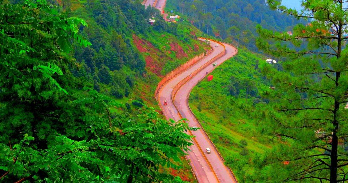مری کے پہاڑوں میں گھومتی سڑک — murree muzaffarabad expressway کی 70 کلومیٹر توسیع کا منصوبہ