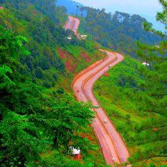 مری کے پہاڑوں میں گھومتی سڑک — murree muzaffarabad expressway کی 70 کلومیٹر توسیع کا منصوبہ