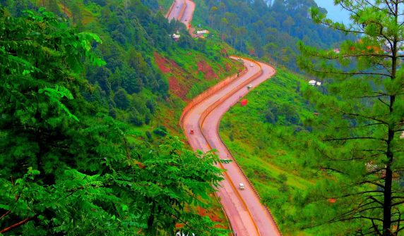 مری کے پہاڑوں میں گھومتی سڑک — murree muzaffarabad expressway کی 70 کلومیٹر توسیع کا منصوبہ