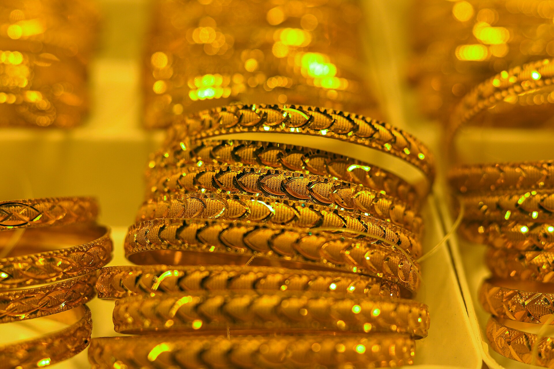 سونے کے زیورات — gold rate گرنے کے بعد 24 قیراط سونا 424536 روپے فی تولہ