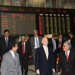 پاکستان اسٹاک ایکسچینج کا ٹریڈنگ فلور — kse-100 index جمعے کو 1,549 پوائنٹس گر کر 162,374 پر بند
