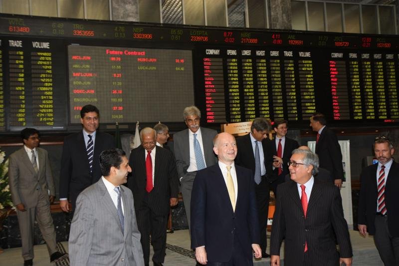 پاکستان اسٹاک ایکسچینج کا ٹریڈنگ فلور — kse-100 index جمعے کو 1,549 پوائنٹس گر کر 162,374 پر بند