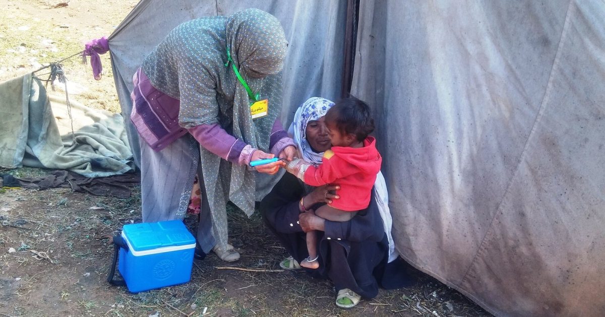 پاکستان میں پولیو مہم — world polio day کے موقع پر قطرے پلاتی ہیلتھ ورکر