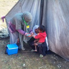 پاکستان میں پولیو مہم — world polio day کے موقع پر قطرے پلاتی ہیلتھ ورکر