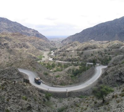 خیبر درہ کی پہاڑی سڑک — pakistan taliban مسئلے پر سرحدی سلامتی کے تناظر میں افغانستان سے ملحقہ علاقہ