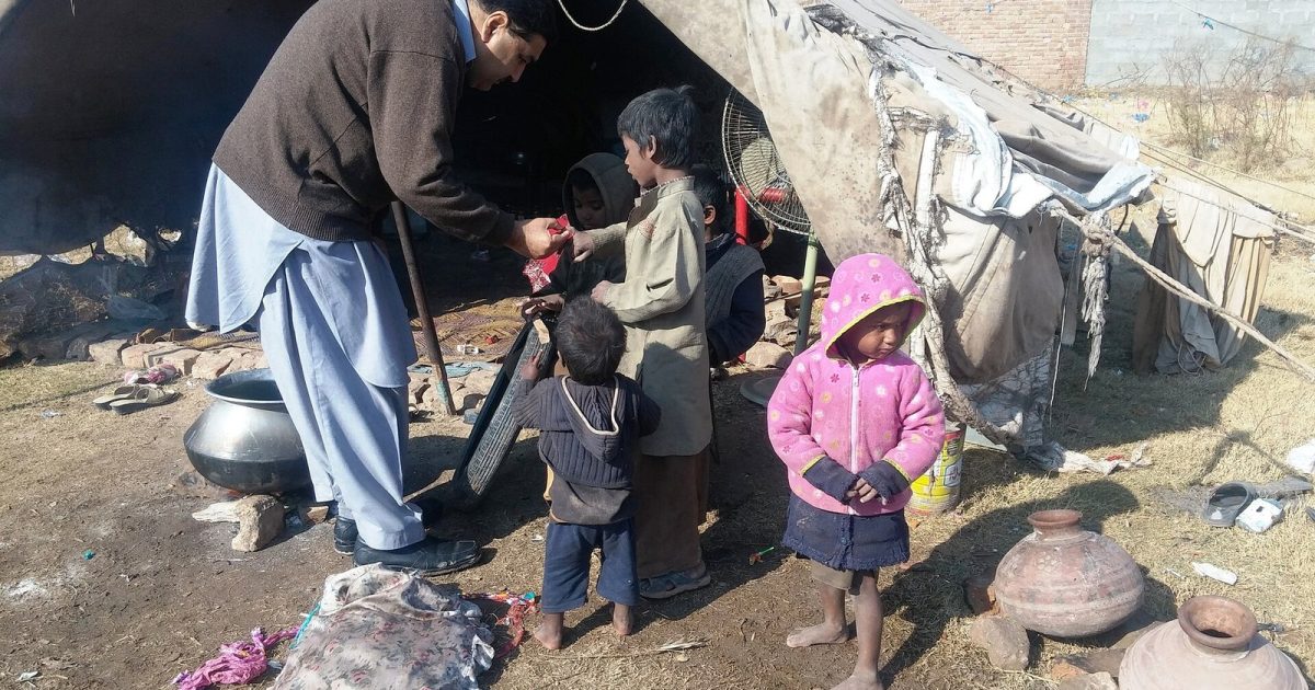 پاکستان میں بچوں کو پولیو کے قطرے پلاتے کارکن — polio campaign کے دوران فرنٹ لائن ورکرز کی محنت
