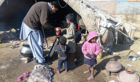 پاکستان میں بچوں کو پولیو کے قطرے پلاتے کارکن — polio campaign کے دوران فرنٹ لائن ورکرز کی محنت
