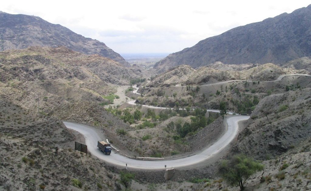 خیبر درہ کی پہاڑی سڑک — pakistan afghanistan سرحدی سلامتی کے تناظر میں افغانستان سے ملحقہ علاقہ