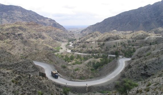 خیبر درہ کی پہاڑی سڑک — pakistan afghanistan سرحدی سلامتی کے تناظر میں افغانستان سے ملحقہ علاقہ