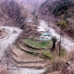نیلم روڈ کے قریب پہاڑی وادی — muzaffarabad jeep حادثے کے تناظر میں مظفرآباد کے پہاڑی علاقے کا منظر