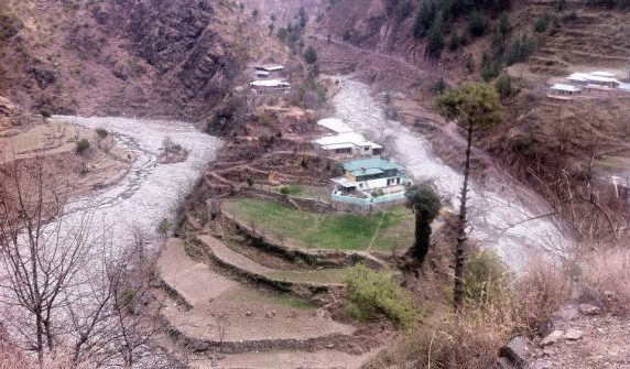 نیلم روڈ کے قریب پہاڑی وادی — muzaffarabad jeep حادثے کے تناظر میں مظفرآباد کے پہاڑی علاقے کا منظر