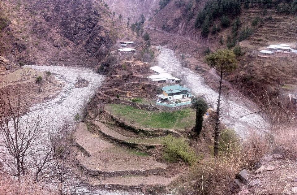 نیلم روڈ کے قریب پہاڑی وادی — muzaffarabad jeep حادثے کے تناظر میں مظفرآباد کے پہاڑی علاقے کا منظر