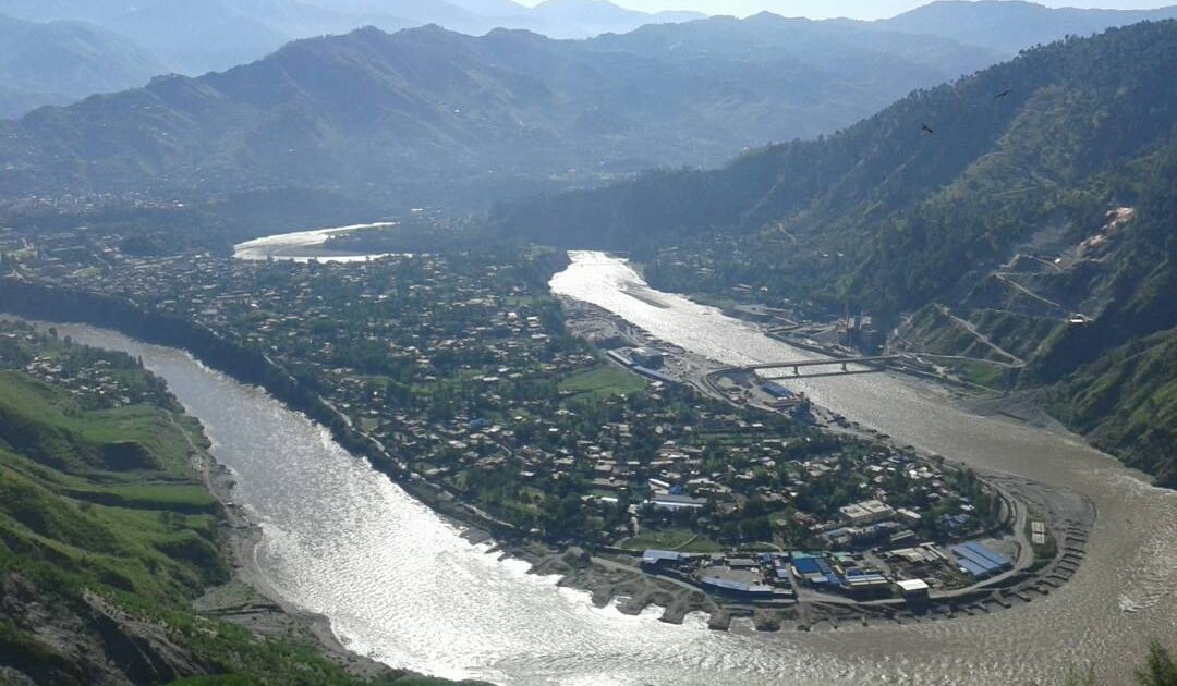 دریائے جہلم کے کنارے مظفرآباد — kashmir black day کی مہم کے تناظر میں شہر کا منظر