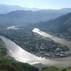 دریائے جہلم کے کنارے مظفرآباد — kashmir black day کی مہم کے تناظر میں شہر کا منظر
