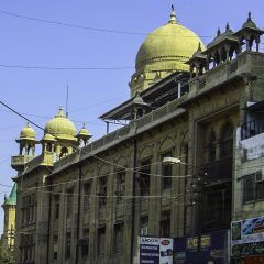 کراچی کا کاروباری ضلع — kse 100 کے ہفتہ وار اختتام کے تناظر میں کراچی کی عمارت