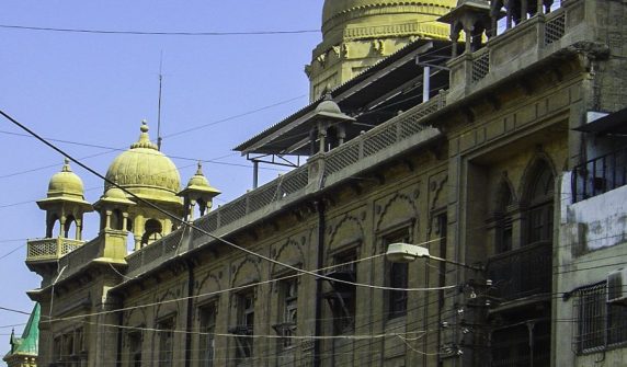 کراچی کا کاروباری ضلع — kse 100 کے ہفتہ وار اختتام کے تناظر میں کراچی کی عمارت