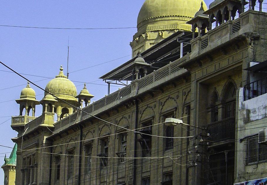 کراچی کا کاروباری ضلع — kse 100 کے ہفتہ وار اختتام کے تناظر میں کراچی کی عمارت