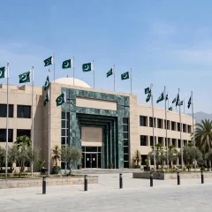 پشاور ہائی کورٹ کے باہر میڈیا سے گفتگو — kp governor rule 17 october 2026 کی نمایاں تصویر