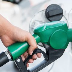 20 اکتوبر 2026 کو پاکستان میں پٹرول پمپ پر گاڑی میں پٹرول بھرا جا رہا ہے — petrol price pakistan کے نئے نرخ 381.14 روپے فی لیٹر