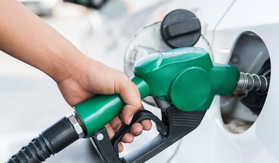 20 اکتوبر 2026 کو پاکستان میں پٹرول پمپ پر گاڑی میں پٹرول بھرا جا رہا ہے — petrol price pakistan کے نئے نرخ 381.14 روپے فی لیٹر