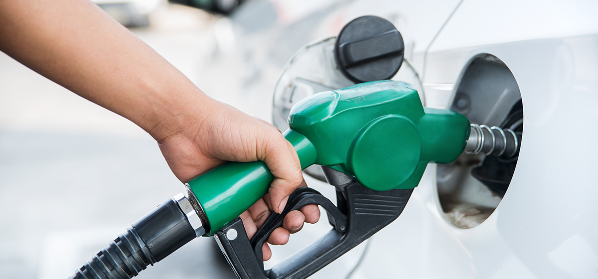 20 اکتوبر 2026 کو پاکستان میں پٹرول پمپ پر گاڑی میں پٹرول بھرا جا رہا ہے — petrol price pakistan کے نئے نرخ 381.14 روپے فی لیٹر
